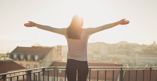 cocreact_ambiguity_capacity_women-in-sunlight-on-balkony