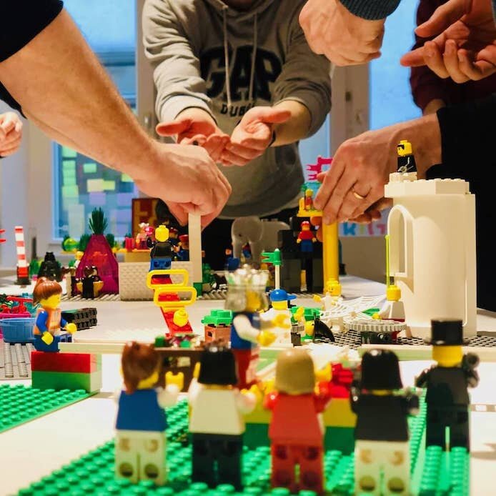 cocreact_visualize_the_invisible_lego_serious_play_hands_on_trainingsituation